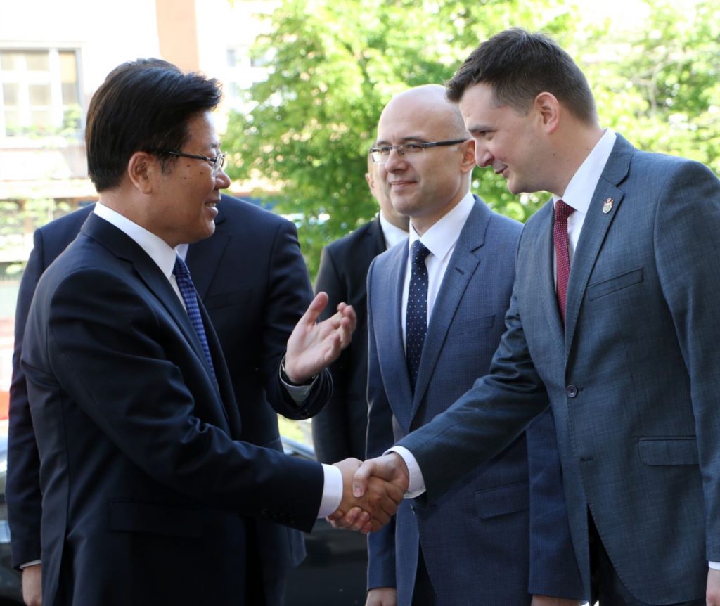 Високи гост из Кине нагласио је да је данашња посета Покрајинској влади и уследила зато што је АП Војводина важна, с обзиром на њену виталност за даљи развој сарадње.